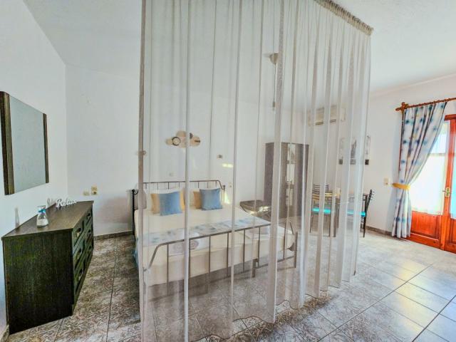  Large Studio with Dining Area & Garden Terrace