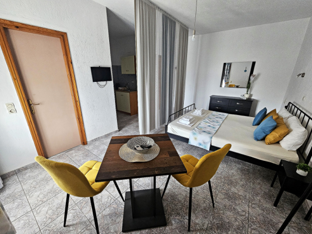  Large Studio with Dining Area & Garden Terrace