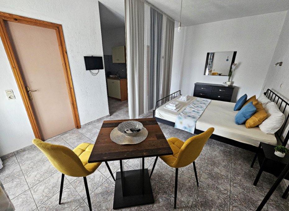  Large Studio with Dining Area & Garden Terrace