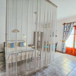  Large Studio with Dining Area & Garden Terrace