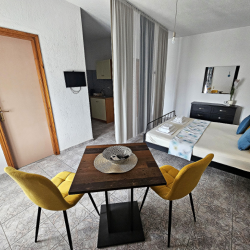 Large Studio with Dining Area & Garden Terrace