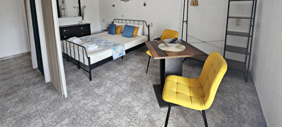 Large Studio with Dining Area & Garden Terrace
