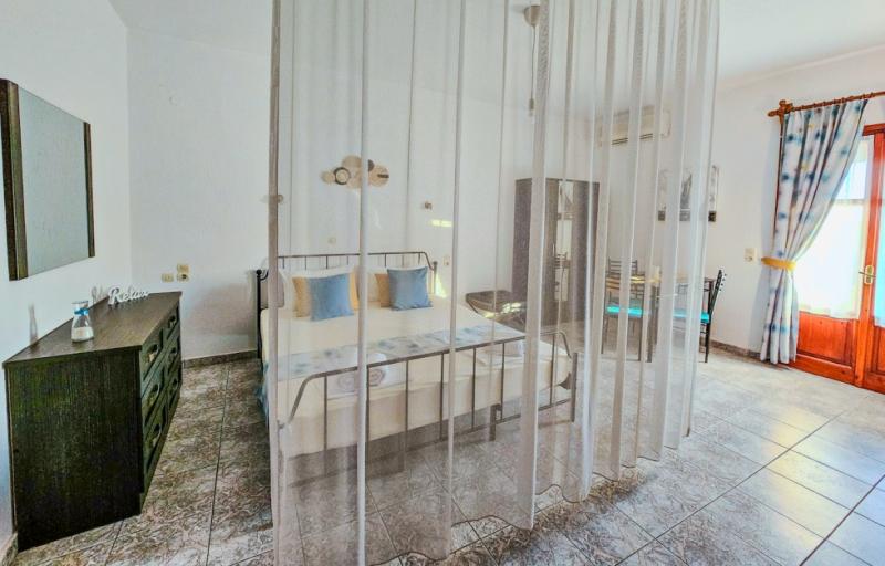  Large Studio with Dining Area & Garden Terrace