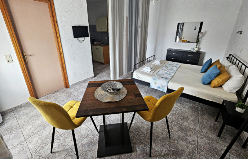 Large Studio with Dining Area & Garden Terrace