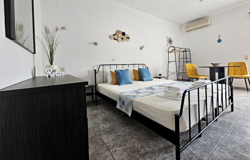  Large Studio with Dining Area & Garden Terrace